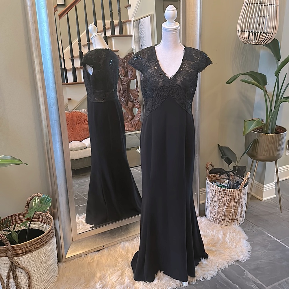 ELEGANT BLACK GOWN
